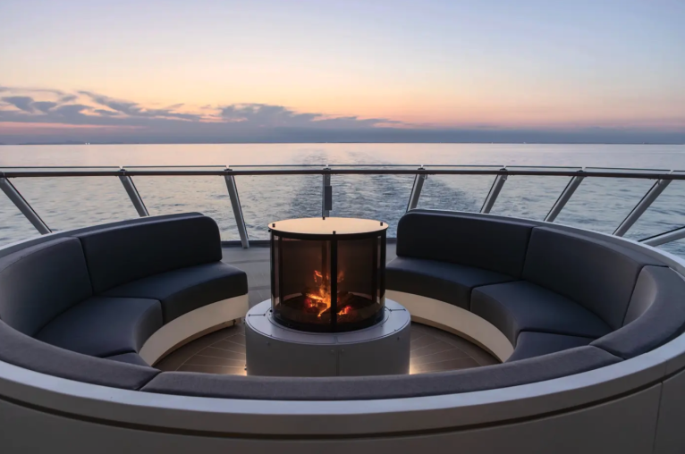 Panorama Lounge on Silver Nova
