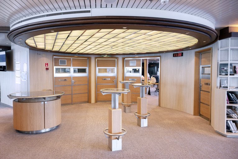 Reception & Expedition Desk