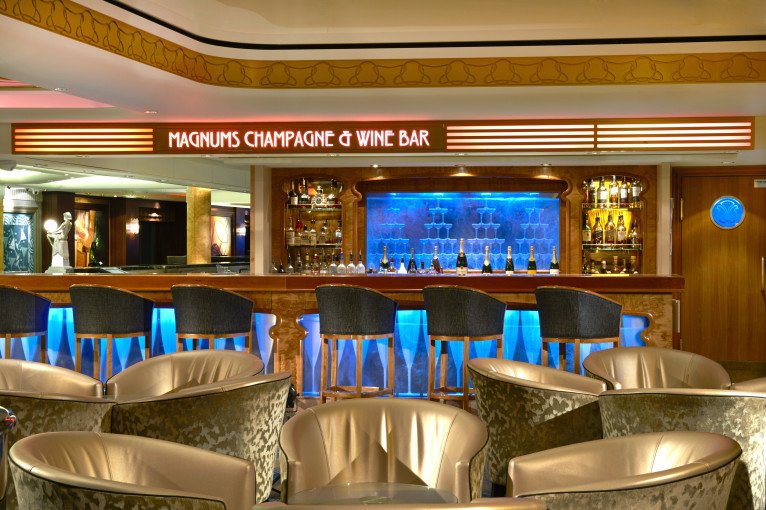 Shakers Martini & Cocktail Bar on Norwegian Gem