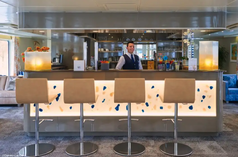 Lounge Bar with Dancefloor