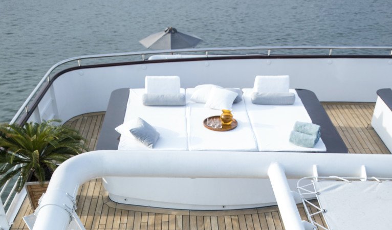 Jacuzzi & Lounge Daybeds on Aqua Blu