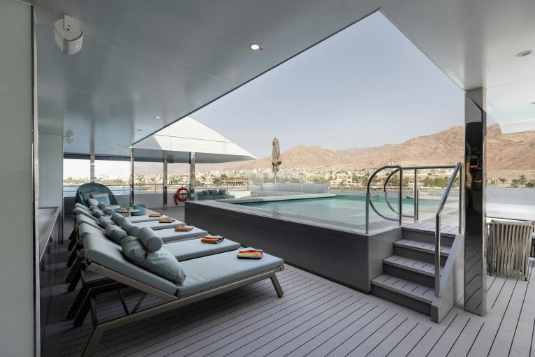 Aqua Pool & Café on Emerald Sakara