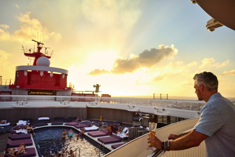 Sun Club on Valiant Lady