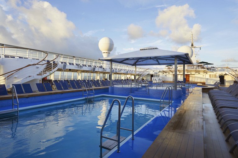 The Oasis Pool on Norwegian Sun