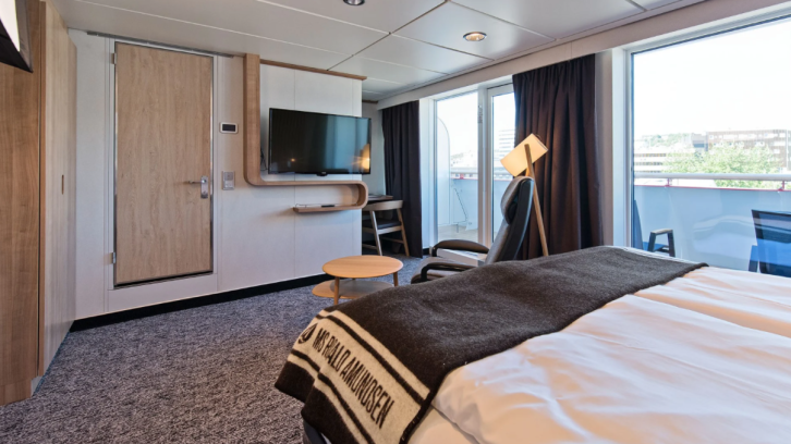 Arctic Superior | Wheelchair-accessible outside cabin with balcony