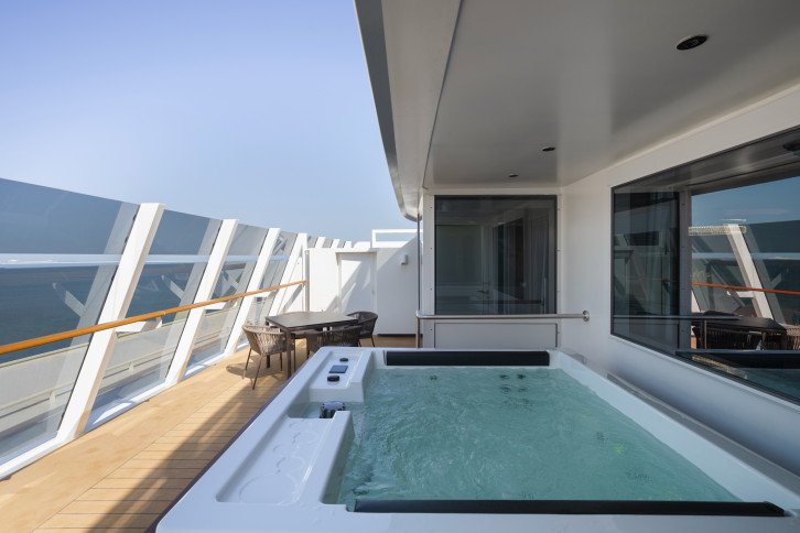 Yacht Club Royal Suite with Whirlpool Bath