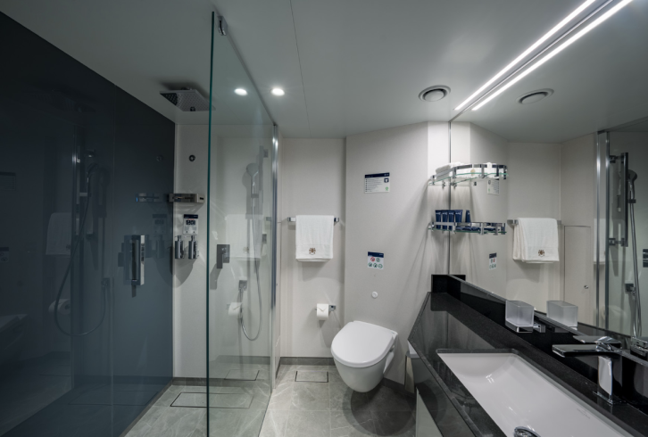 Yacht Club Deluxe Suite