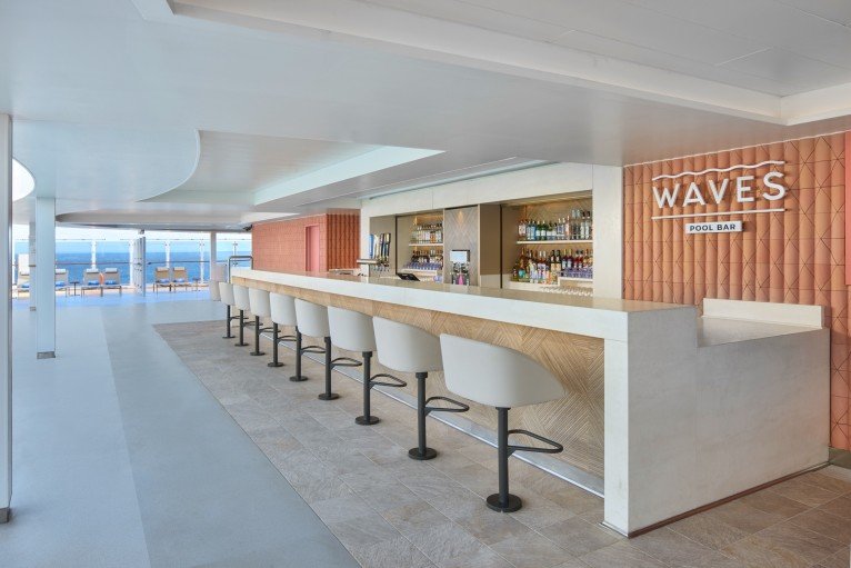 Waves Pool Bar on Norwegian Prima