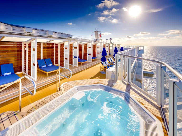 Vibe Beach Club on Norwegian Gem