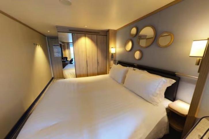 Conservatory Mini-Suite