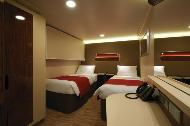 Family Inside cabin on Norwegian Getaway