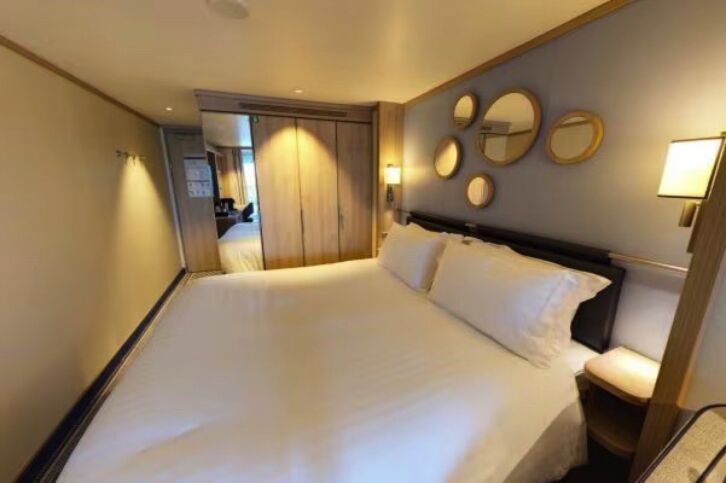 Conservatory Mini-Suite on Iona