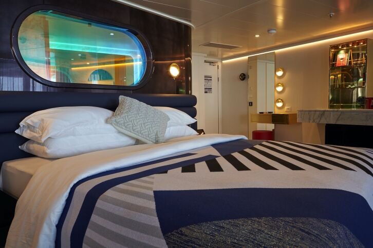 Brilliant Suite on Scarlet Lady