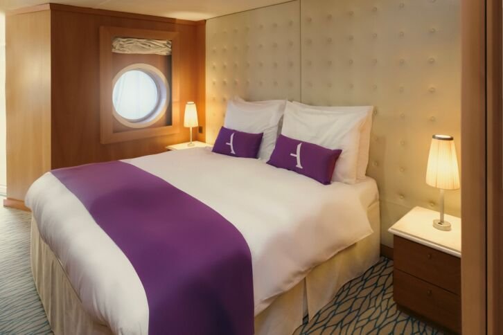 De-Luxe Suite on Ambition